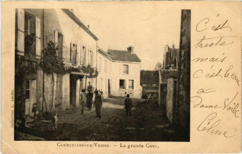 Carte postale ancienne Courcelles-sur-Viosne La grande Cour à Courcelles-sur-Viosne