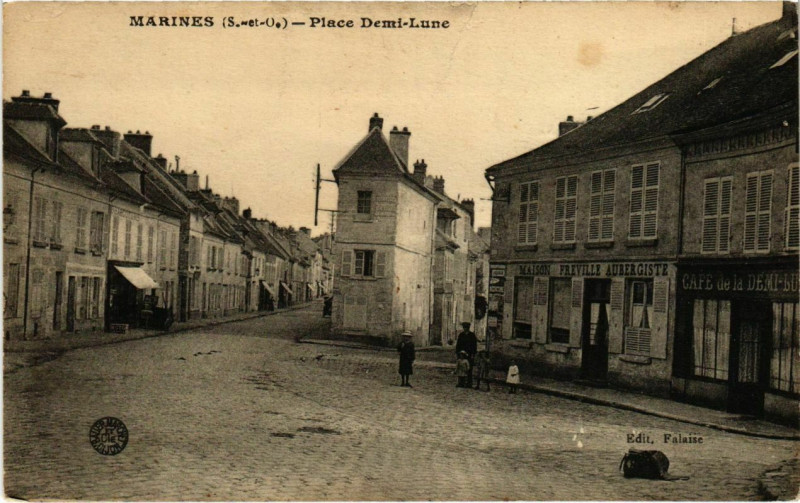 Carte postale ancienne Place Demi-Lune à Marines