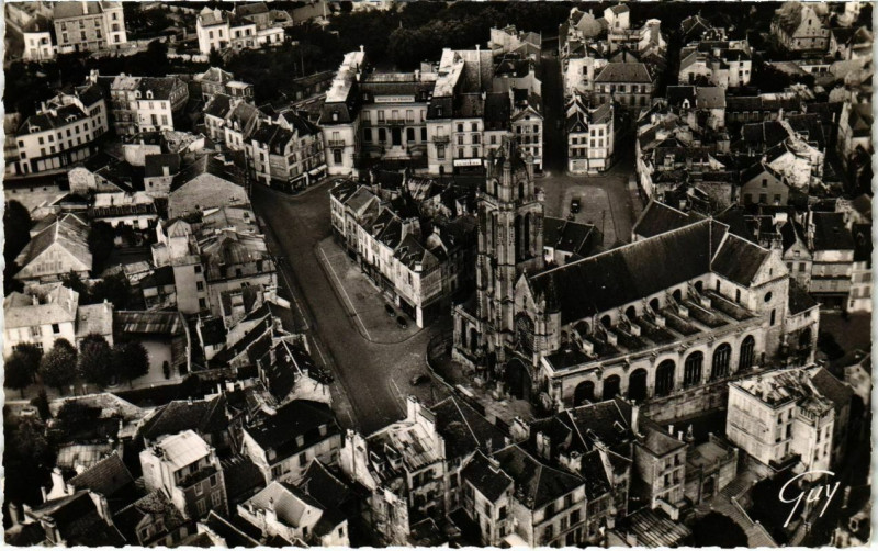 Carte postale ancienne En avion sur Pontoise - L'Eglise St-Maclou à Pontoise