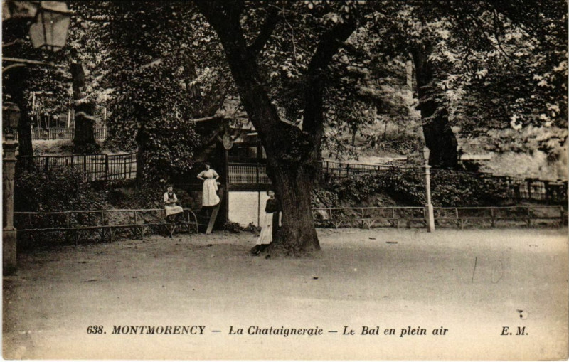 Carte postale ancienne Montmorency - La Chataigneraie - Le Bal en plein air à Montmorency