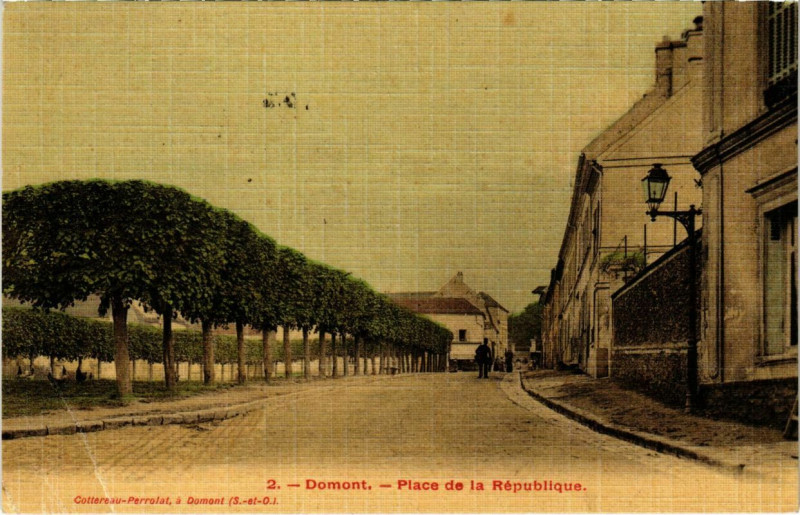 Carte postale ancienne Domont - Place de la Republique à Domont