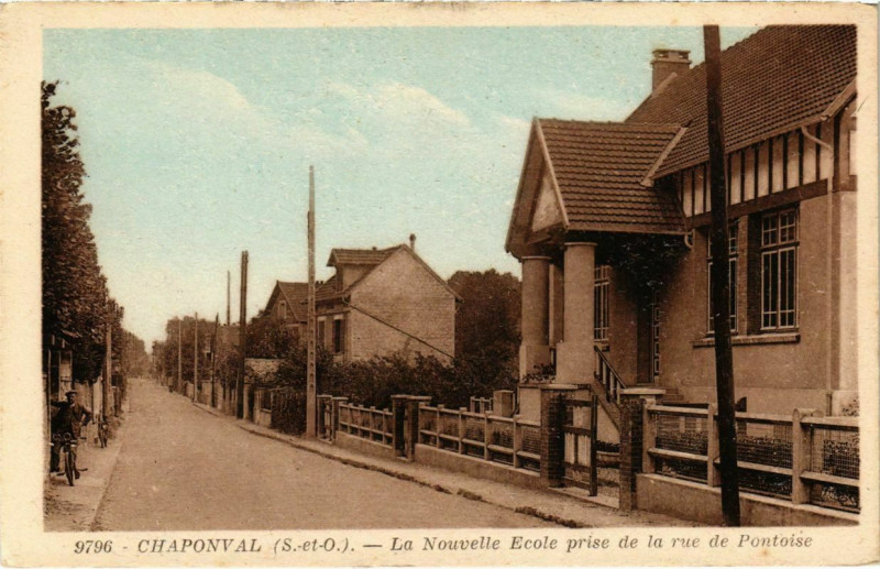 Carte postale ancienne Chaponval - La Nouvelle Ecole prise de la rue Pontoise à Pontoise