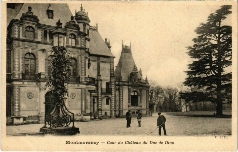 Carte postale ancienne Montmorency - Cour du Chateau du Duc de Dino à Montmorency