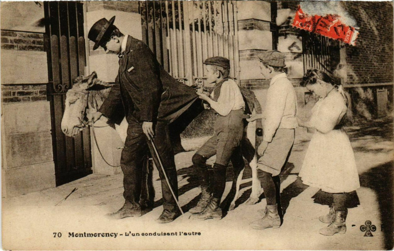 Carte postale ancienne Montmorency - L'un eondusiant l'autre à Montmorency