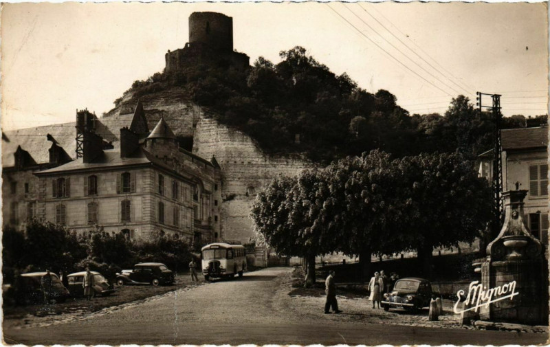 Carte postale ancienne La Roche-Guyon - Le Chateau - Le Donjon à La Roche-Guyon
