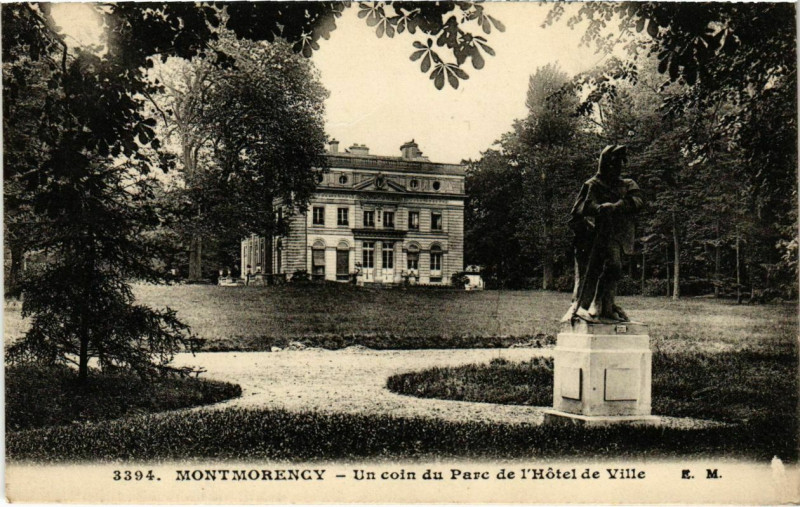 Carte postale ancienne Montmorency - Un coin du Parc de l'Hotel de Ville à Montmorency