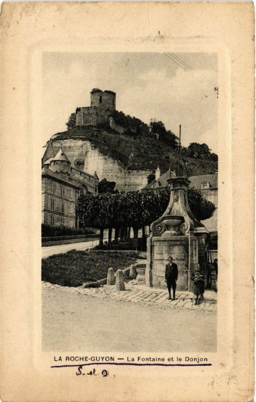 Carte postale ancienne La Roche-Guyon - La Fontaine et la Donjon à La Roche-Guyon