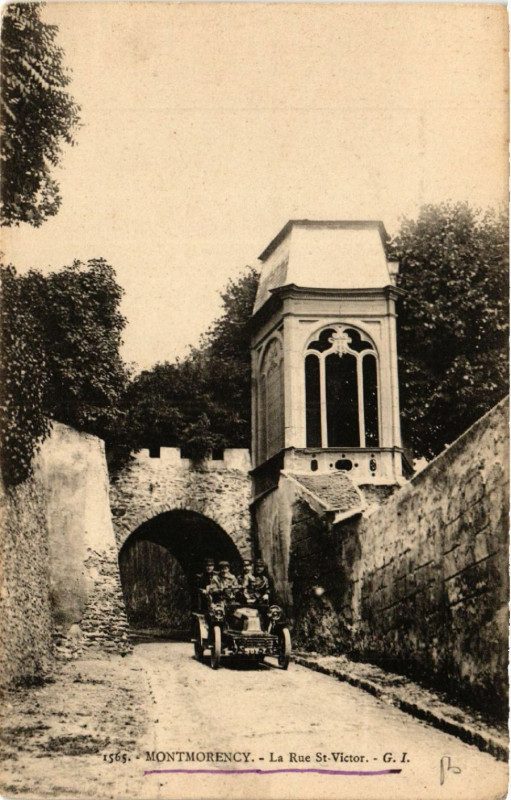 Carte postale ancienne Montmorency - La Rue St-Victor à Montmorency