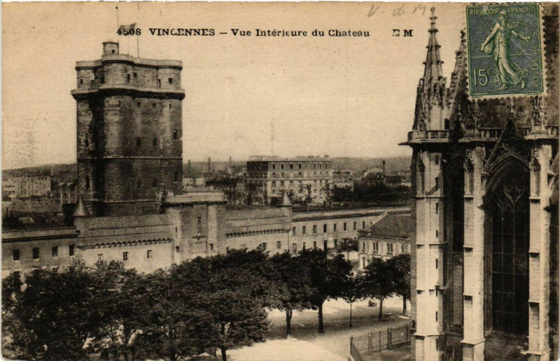 Carte postale ancienne Vincennes - Vue Intérieure du Cháteau