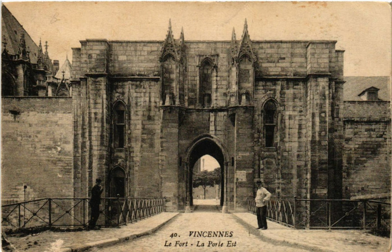 Carte postale ancienne Vincennes - Le Fort - La Porte Est