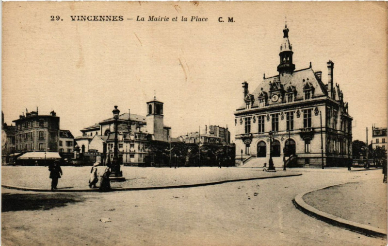 Carte postale ancienne Vincennes - La Mairie et la Place