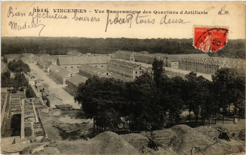 Carte postale ancienne Vincennes - Vue Panoramique des Quartiers d'Artillerie