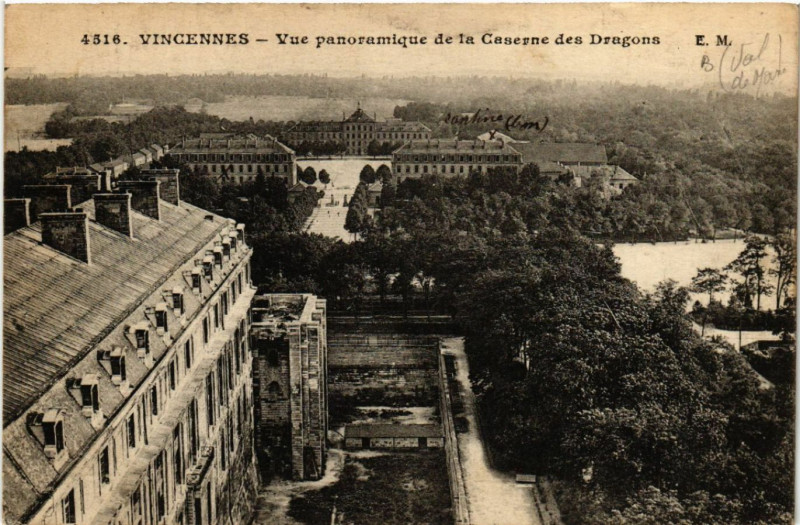 Carte postale ancienne Vincennes - Vue panoramique de la Caserne des Dragons