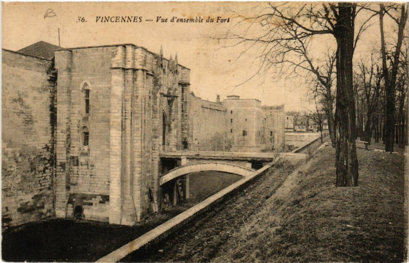 Carte postale ancienne Vincennes - Vue d'ensemble du Fort