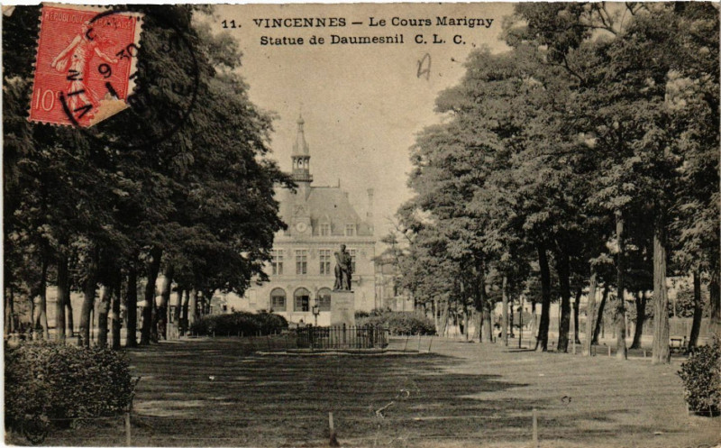 Carte postale ancienne Vincennes - La Cours Marigny - Statue de Daumesnil C. L. C.