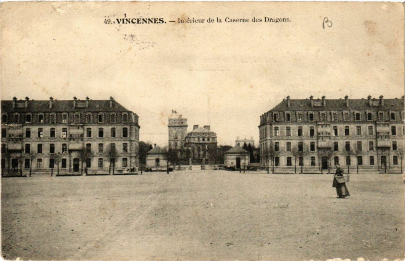 Carte postale ancienne Vincennes - Intérieur de la Caserne-des-Dragues