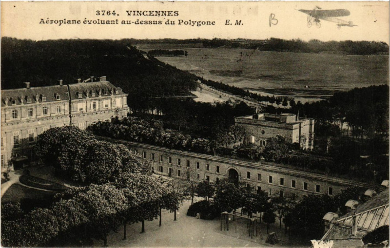 Carte postale ancienne Vincennes - Aéroplane-évoluant-au-dessus du Polygone à Us