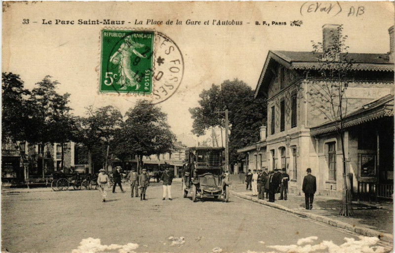 Carte postale ancienne Le Parc Saint-Maur - La Place de la Gare et l'Autobus à Us