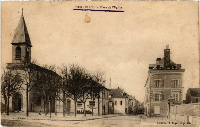 Carte postale ancienne Pierrelaye - Place de l'Eglise à Pierrelaye