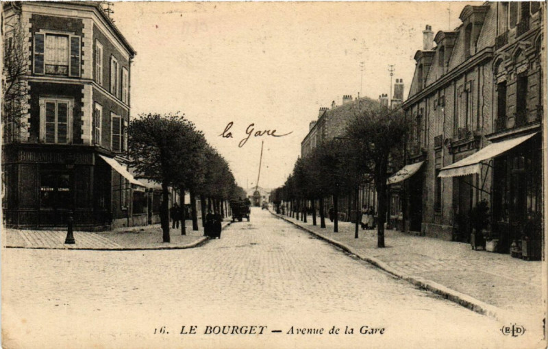 Carte postale ancienne Le Bourget - Avenue de la Gare au Bourget