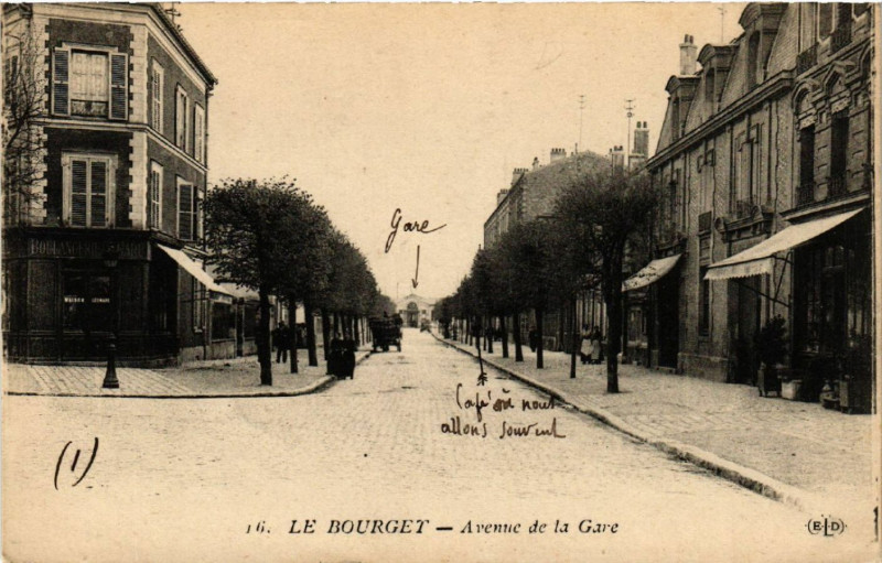 Carte postale ancienne Le Bourget - Avenue de la Gare au Bourget