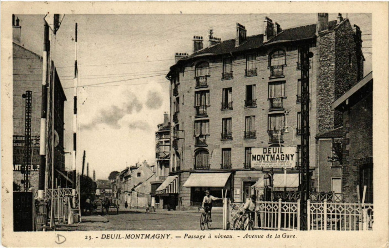 Carte postale ancienne Deuil-Montmagny - Passage á niveau - Avenue de la Gare à Montmagny