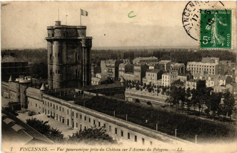 Carte postale ancienne Vincennes - Vue panoramique prise du Cháteau sur l'Avenue du ...