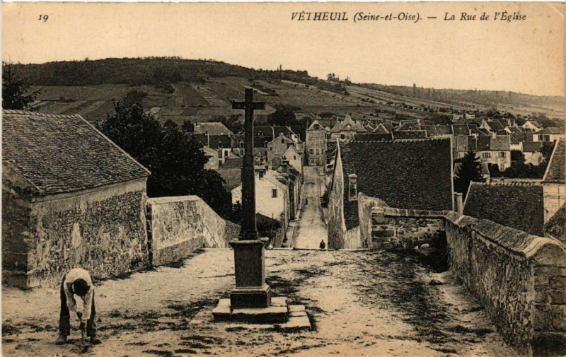 Carte postale ancienne Vetheuil (Seine-et-Oise) - La Rue de l'Eglise à Vétheuil