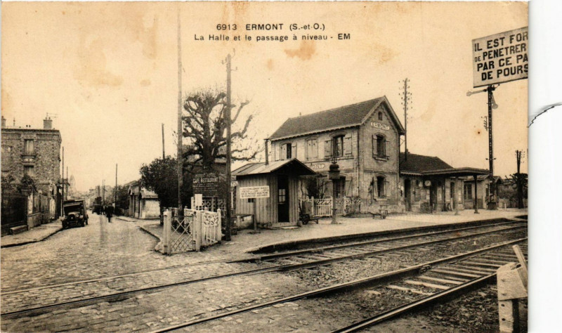 Carte postale ancienne Ermont - La Halle et le passage a niveau à Ermont