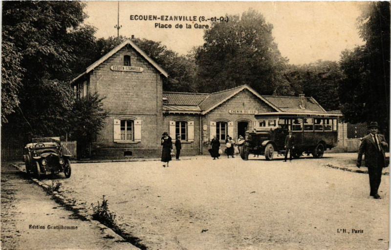 Carte postale ancienne Ecouen-Ezanville - Place de la Gare à Écouen