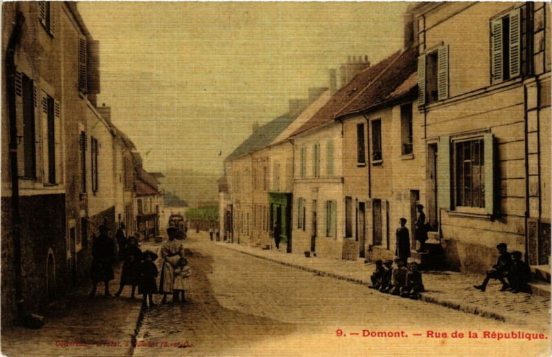Carte postale ancienne Domont - Rue de la Republique à Domont