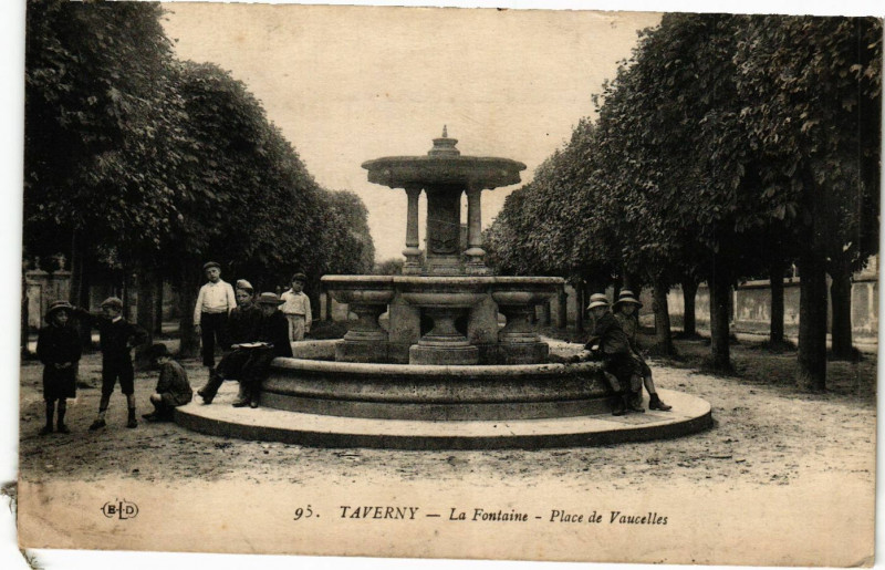 Carte postale ancienne Taverny - Place de Vaucelles - La Fontaine à Taverny
