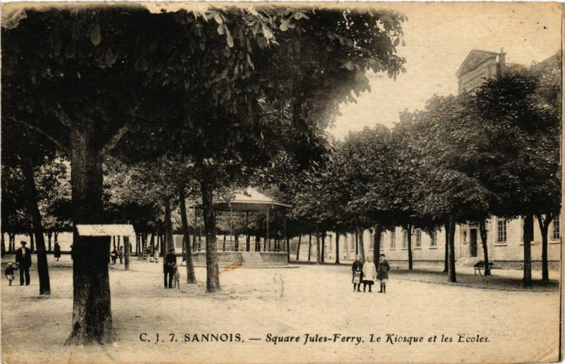 Carte postale ancienne Sannois - La Square Jules-Ferry à Sannois