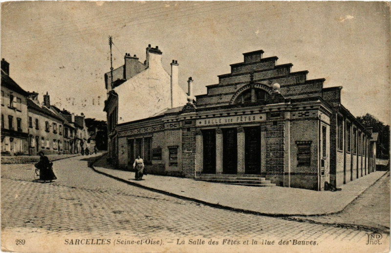 Carte postale ancienne Sarcelles - La Salle des Fetes et la Rue des Bauves à Sarcelles