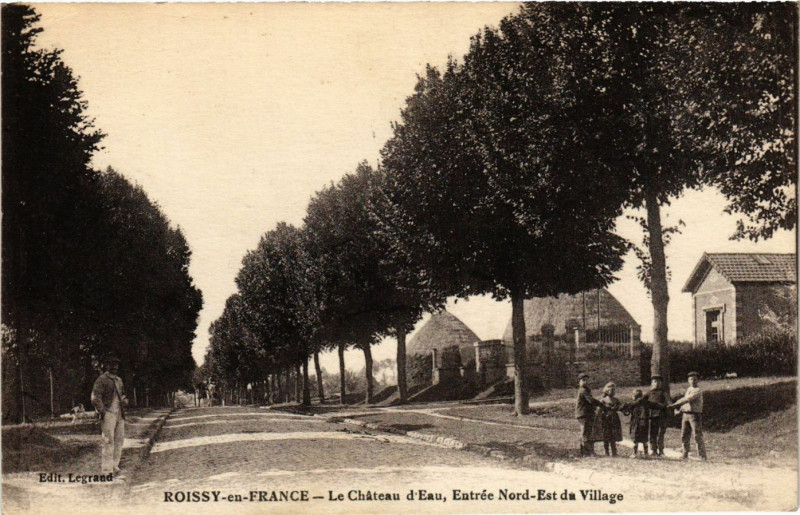 Carte postale ancienne Roissy-en-France - Le Chateau d'Eau - Entrée Nord-Est du Village à Roissy-en-France