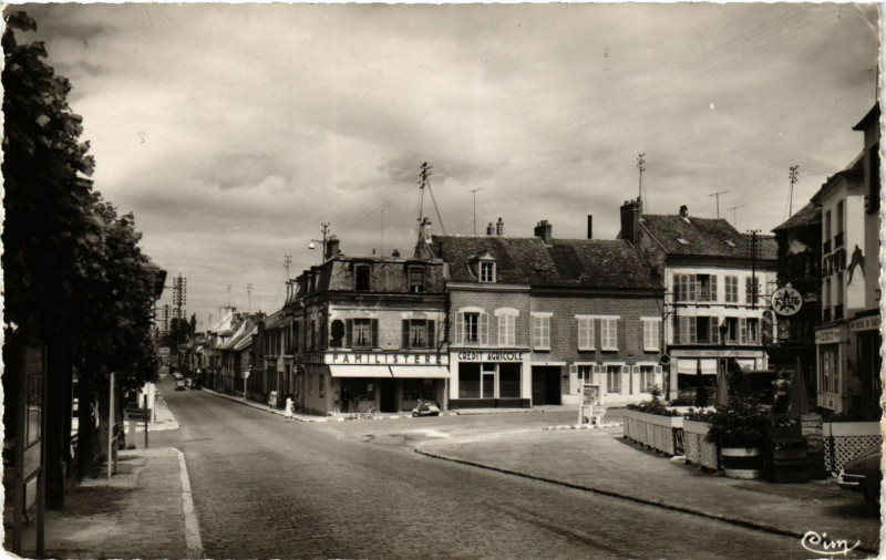 Carte postale ancienne Marines - Place Ernest-Peyron à Marines