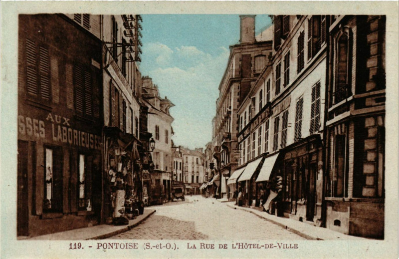 Carte postale ancienne Pontoise - La Rue de L'Hotel-de-Ville à Pontoise