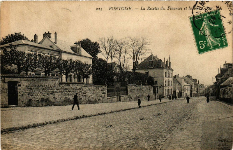 Carte postale ancienne Pontoise - La Recette des Finances et la Rue Gisors à Pontoise