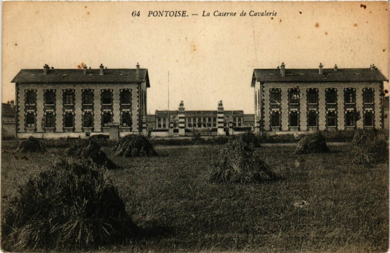 Carte postale ancienne Pontoise - La Caserne du Cavalerie à Pontoise