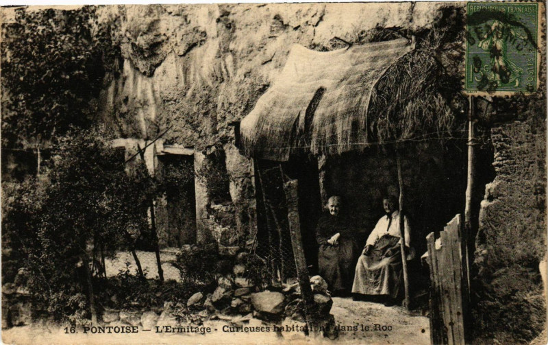 Carte postale ancienne Pontoise - L'Ermitage - Curieuses Habitants dans le Roc à Pontoise