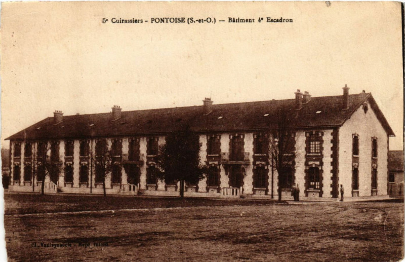 Carte postale ancienne Pontoise - Cuirassiers - Batiment 4 Escadron à Pontoise