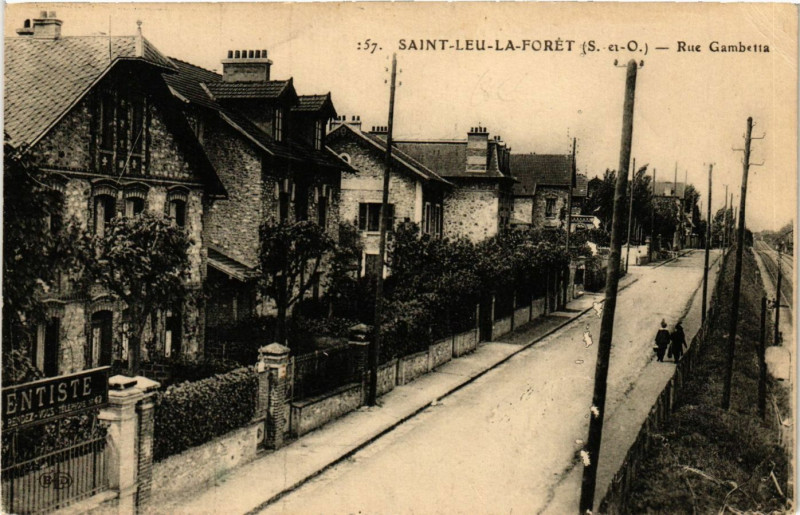 Carte postale ancienne Saint-Leu-la-Foret - Rue Gambetta à Saint-Leu-la-Forêt