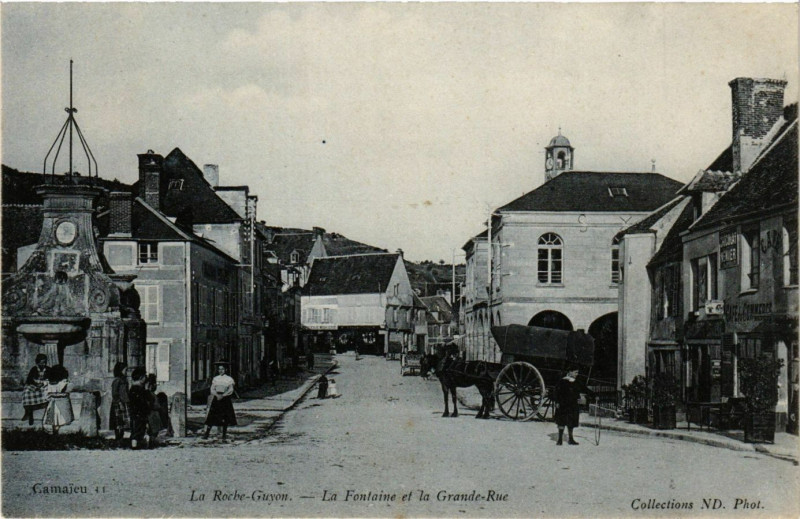 Carte postale ancienne La Roche-Guyon - La Fontaine et la Grande-Rue à La Roche-Guyon