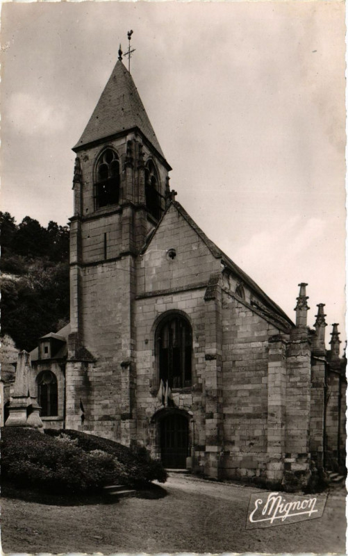 Carte postale ancienne La Roche-Guyon - L'Eglise et le Monument aux Morts à La Roche-Guyon