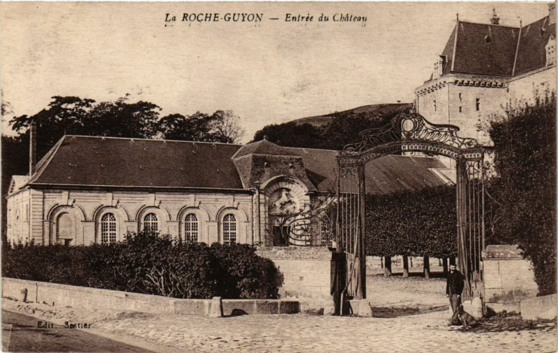 Carte postale ancienne La Roche-Guyon - Entrée du Chateau à La Roche-Guyon
