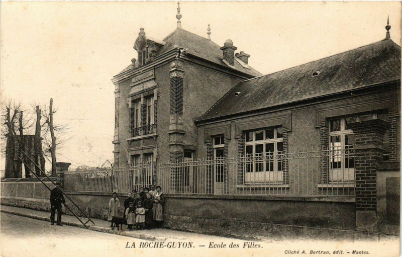 Carte postale ancienne La Roche-Guyon - Ecole des Filles à La Roche-Guyon