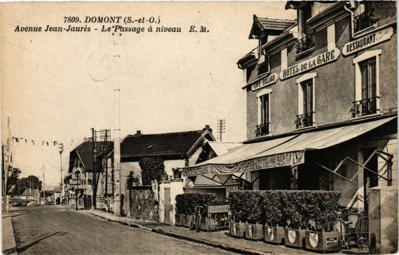 Carte postale ancienne Domont - Avenue Jean-Jaures - Le Passage á Niveau à Domont