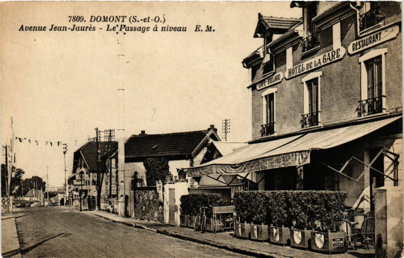 Carte postale ancienne Domont - Avenue Jean-Jaures - Le Passage á Niveau à Domont