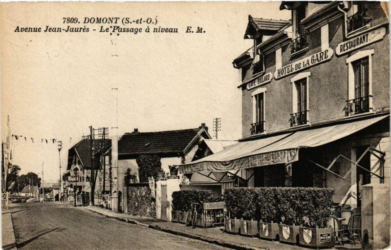 Carte postale ancienne Domont - Avenue Jean-Jaures - Le Passage á Niveau à Domont