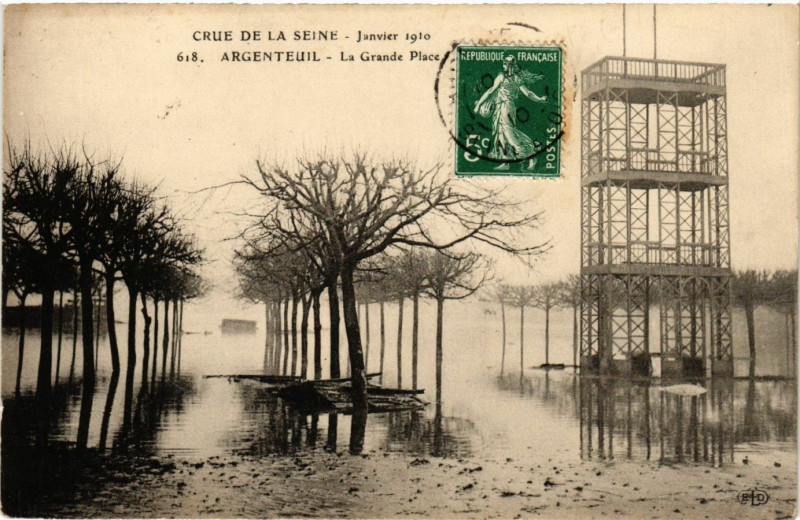 Carte postale ancienne Argenteuil - La Grande Place - Crue de la Seine à Argenteuil